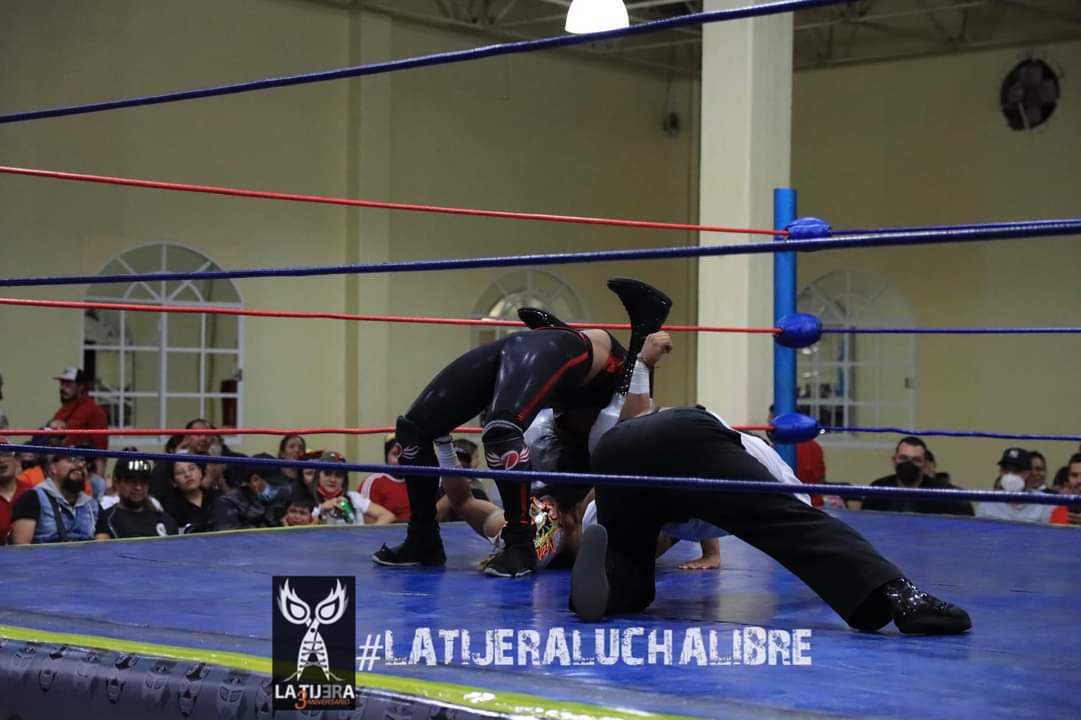 LaTijeraLucha's tweet image. En una lucha mixta con buen ritmo y castigos de poder, #SussyLove y #Limbo impone condiciones a #MissDelicious y #Sodom en #DeportivoDeLosElectricistas, en lo que marca la revancha, ya que en el primer cotejo la semana pasada #LosAfrodisiacos habían dado cuenta del #BandidosGym.