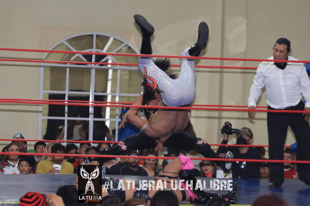 LaTijeraLucha's tweet image. En una lucha mixta con buen ritmo y castigos de poder, #SussyLove y #Limbo impone condiciones a #MissDelicious y #Sodom en #DeportivoDeLosElectricistas, en lo que marca la revancha, ya que en el primer cotejo la semana pasada #LosAfrodisiacos habían dado cuenta del #BandidosGym.