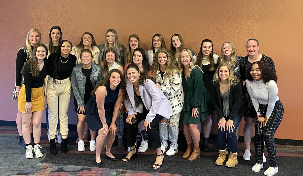 Great night with great people! Fun time celebrating our HISTORIC 2021-22 Season with families and friends this evening at our post-season banquet! #goHU 🏀