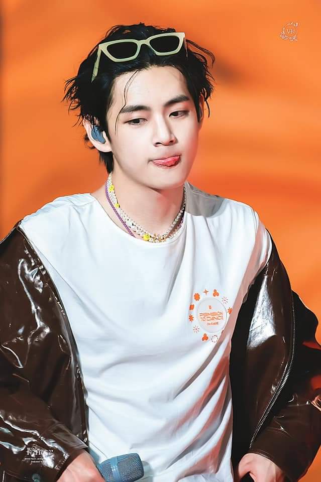 vantaeriri's tweet photo. Whatever they say, you'll always be my baby. No one, not even a single banner can changed the fact that I love you.😚

WE LOVE YOU KIM TAEHYUNG
#TAEHYUNGAMAZING https://t.co/aGkbDKie39