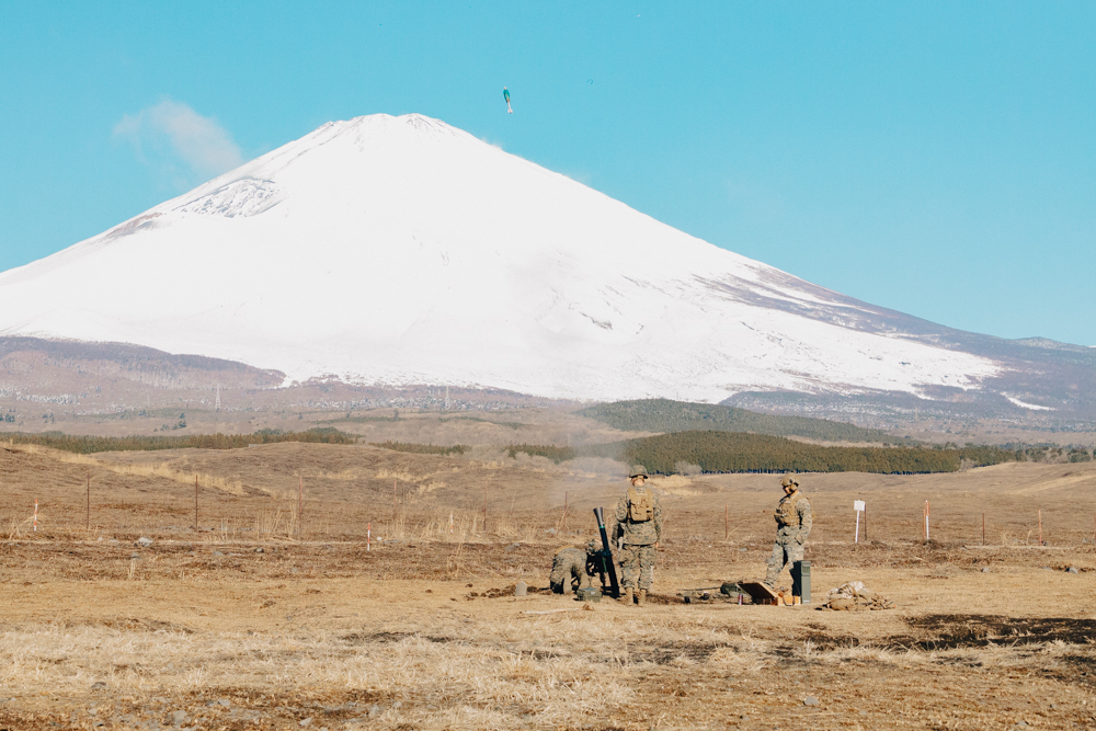 第31海兵遠征部隊および第1水陸機動連隊との共同訓練中、東富士演習場にて射撃訓練を行う一幕。本訓練では、自衛隊との連携を深め、態勢維持のため、努めました。#水陸機動団　@31stMEU