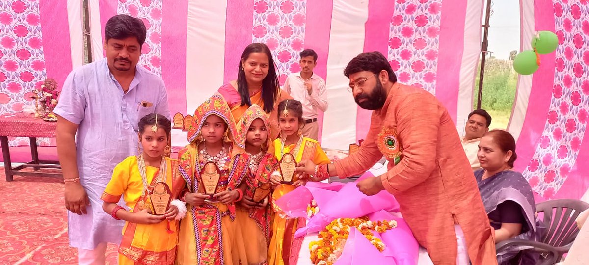 Lakshmirajbjp's tweet photo. विधानसभा क्षेत्र के गांव पीरबियावानी में  प्राथमिक विद्यायल पर आयोजित स्कूल चलो अभियान एवं शैक्षिक संगोष्ठी कार्यक्रम में मुख्य अतिथि के रुप में उपस्थित रहकर बच्चों को उनके जीवन में शिक्षा का महत्व बताते हुए प्रोत्साहित किया।
#mlasikandrabad https://t.co/1W9x0lg7lw