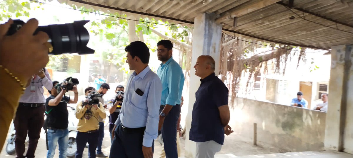 AAPTELANGANA's tweet photo. #GujaratKeSchoolDekho
.@msisodia is visiting Gujarat Government Schools in Bhavnagar (Gujarat Education Minister's Legislative Assembly Constituency). @ArvindKejriwal @AamAadmiParty @BhagwantMann @Gopal_Italia @HasanSafin @AAPGujarat @GulabMatiala @isudan_gadhvi @manoj_sorathiya https://t.co/945tXARoq5
