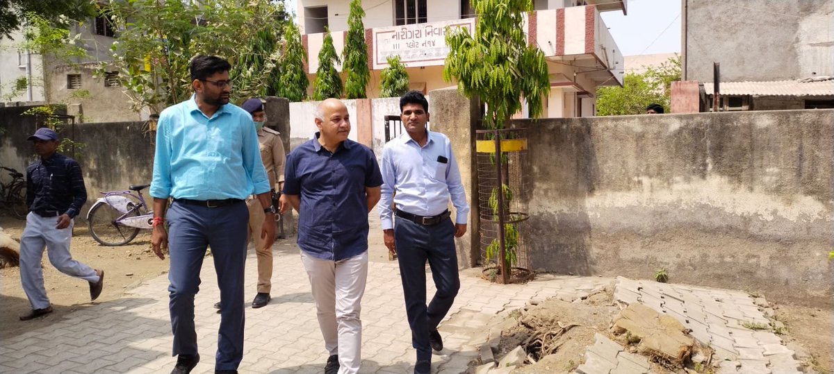 AAPTELANGANA's tweet photo. #GujaratKeSchoolDekho
.@msisodia is visiting Gujarat Government Schools in Bhavnagar (Gujarat Education Minister's Legislative Assembly Constituency). @ArvindKejriwal @AamAadmiParty @BhagwantMann @Gopal_Italia @HasanSafin @AAPGujarat @GulabMatiala @isudan_gadhvi @manoj_sorathiya https://t.co/945tXARoq5