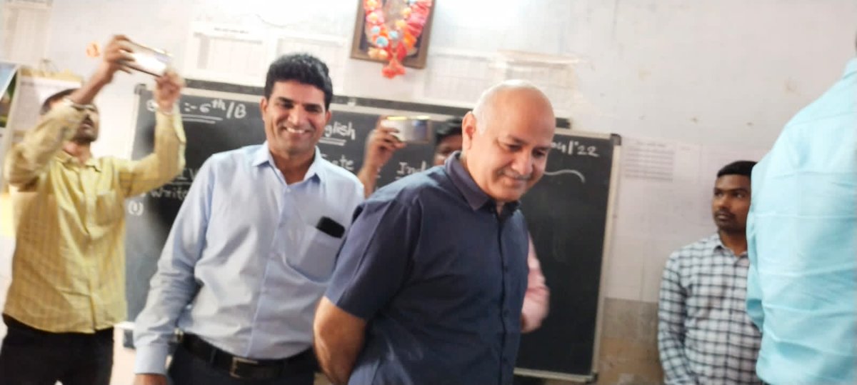 AAPTELANGANA's tweet photo. #GujaratKeSchoolDekho
.@msisodia is visiting Gujarat Government Schools in Bhavnagar (Gujarat Education Minister's Legislative Assembly Constituency). @ArvindKejriwal @AamAadmiParty @BhagwantMann @Gopal_Italia @HasanSafin @AAPGujarat @GulabMatiala @isudan_gadhvi @manoj_sorathiya https://t.co/945tXARoq5
