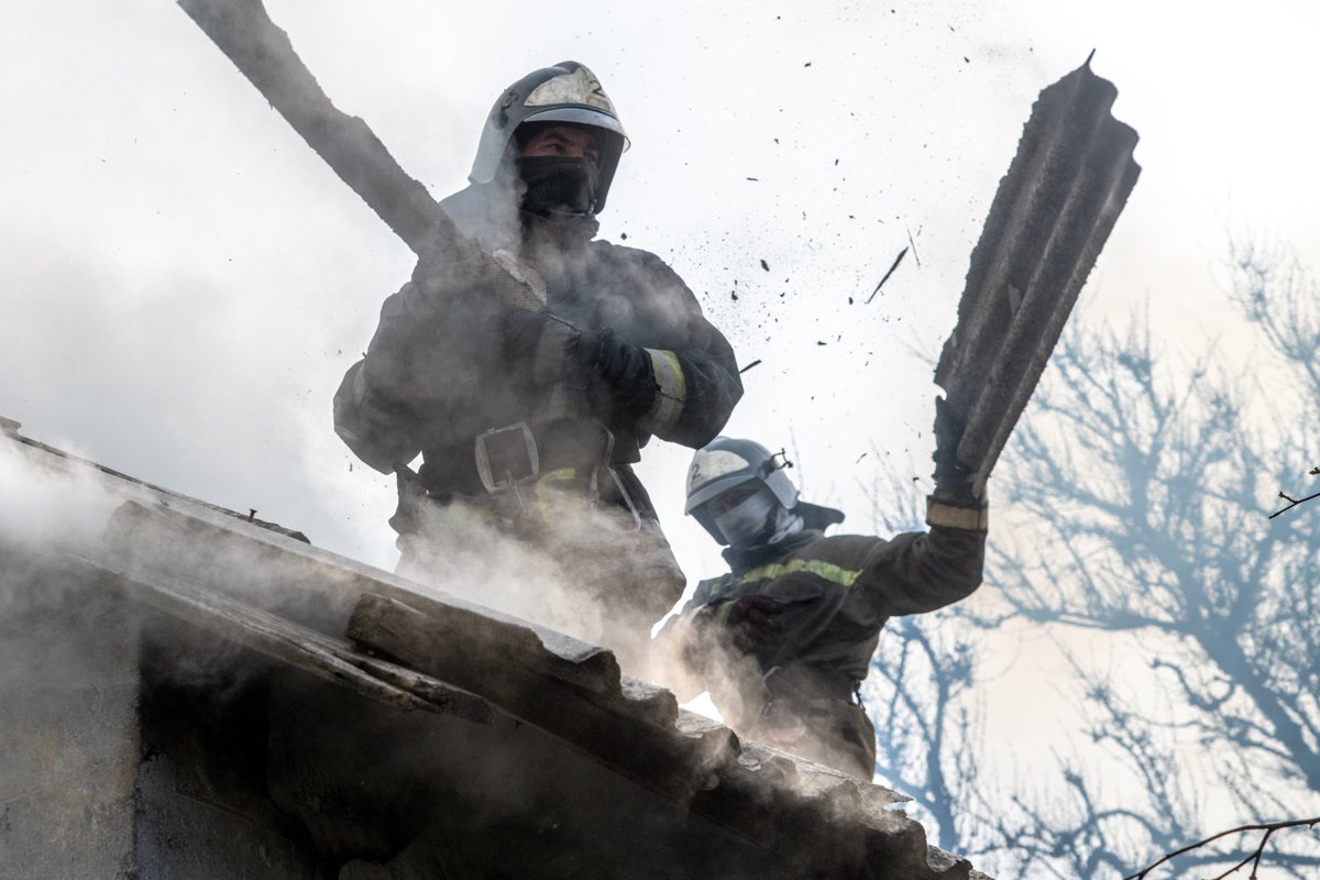 MTIClarke's tweet photo. Firefighters of the #Donetsk People's Republic tackle a blaze after a Ukrainian shelling hit multiple homes in the #Donetsk village of Olenivka https://t.co/JFYtg649IA