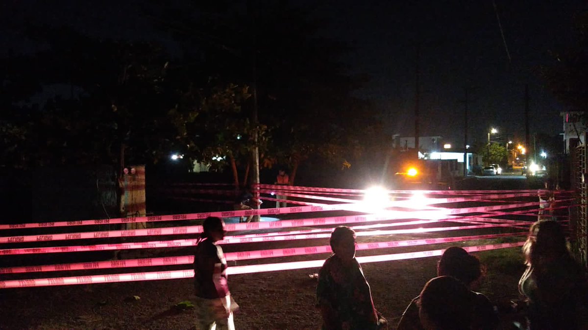 vale_riou's tweet photo. Vamos para 6 horas sin luz, se reventó el cable alta tensión. Se reportó a CFE y protección civil y estos últimos ya vinieron pero de CFE no han venido. @CFE_Contigo @xeunoticias @VerEnAlerta https://t.co/8uMNfEhLBi
