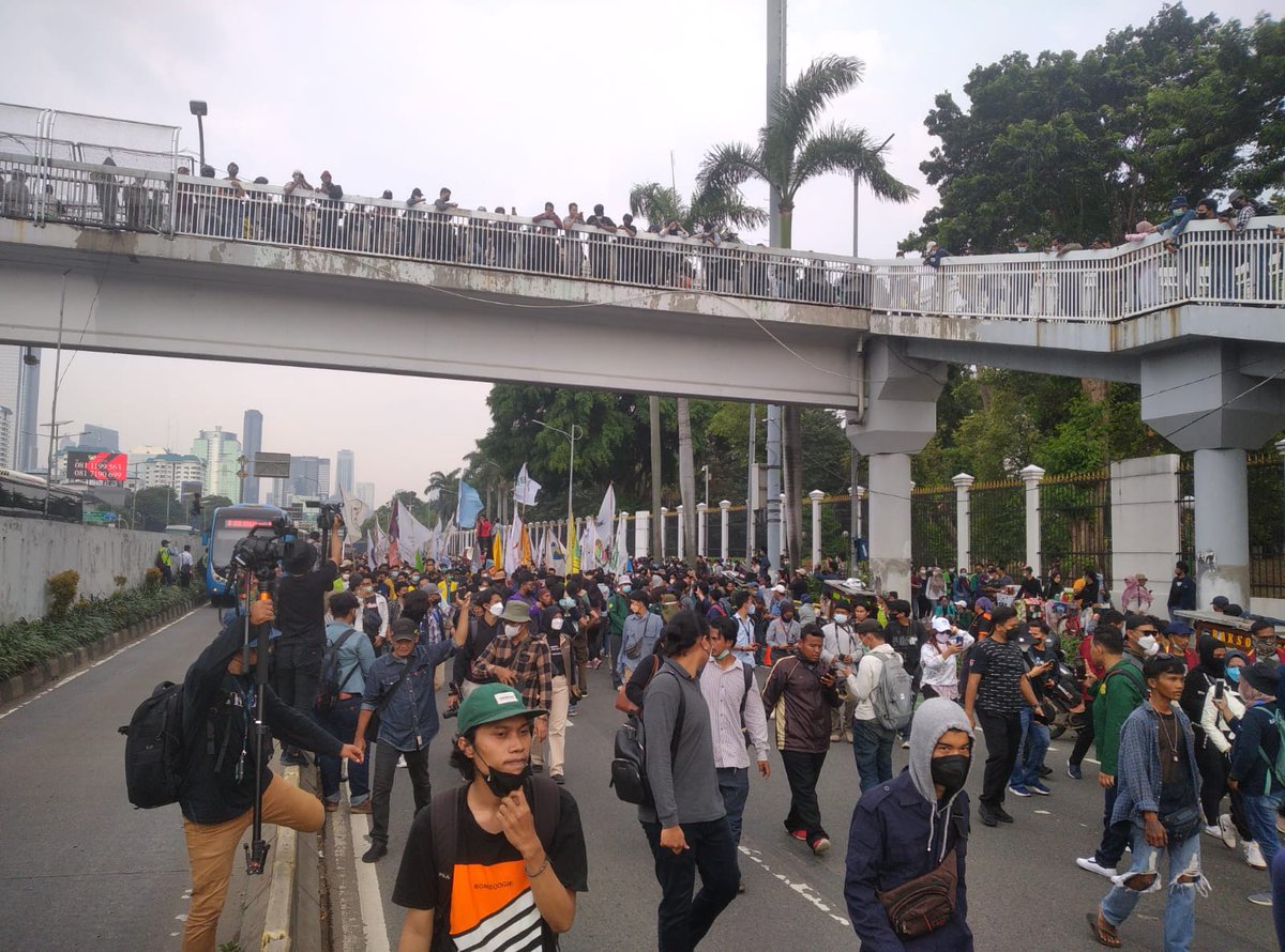 inilahdotcom's tweet photo. [Live Report] 13.48 WIB

Massa aksi dari BEM SI masih bergerak menuju Gedung DPR walau situasi turun hujan dan dalam kondisi puasa Ramadan.

#AksiNasional114 #MahasiswaBergerak https://t.co/LjJWJCOPJP