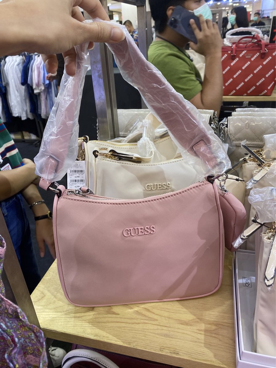 88pttt's tweet photo. วันนี้ ใครสนใจ #GUESS ลดถึง 70% เลยน้า จาก 4000 กว่าเหลือ 1000 นิดๆ #รับหิ้ว น้าา สนใจสอบถามได้ค่า https://t.co/wzdLLjzqNW