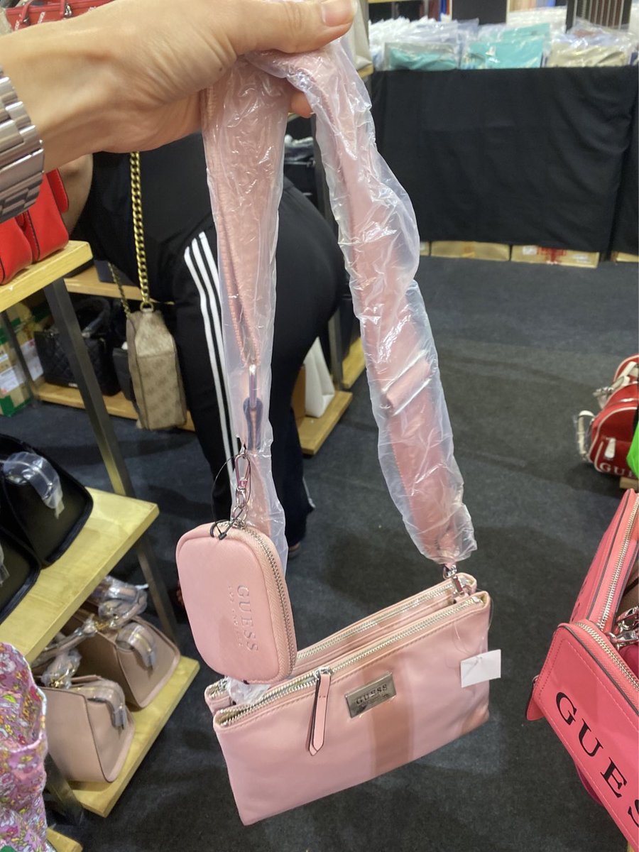 88pttt's tweet photo. วันนี้ ใครสนใจ #GUESS ลดถึง 70% เลยน้า จาก 4000 กว่าเหลือ 1000 นิดๆ #รับหิ้ว น้าา สนใจสอบถามได้ค่า https://t.co/wzdLLjzqNW