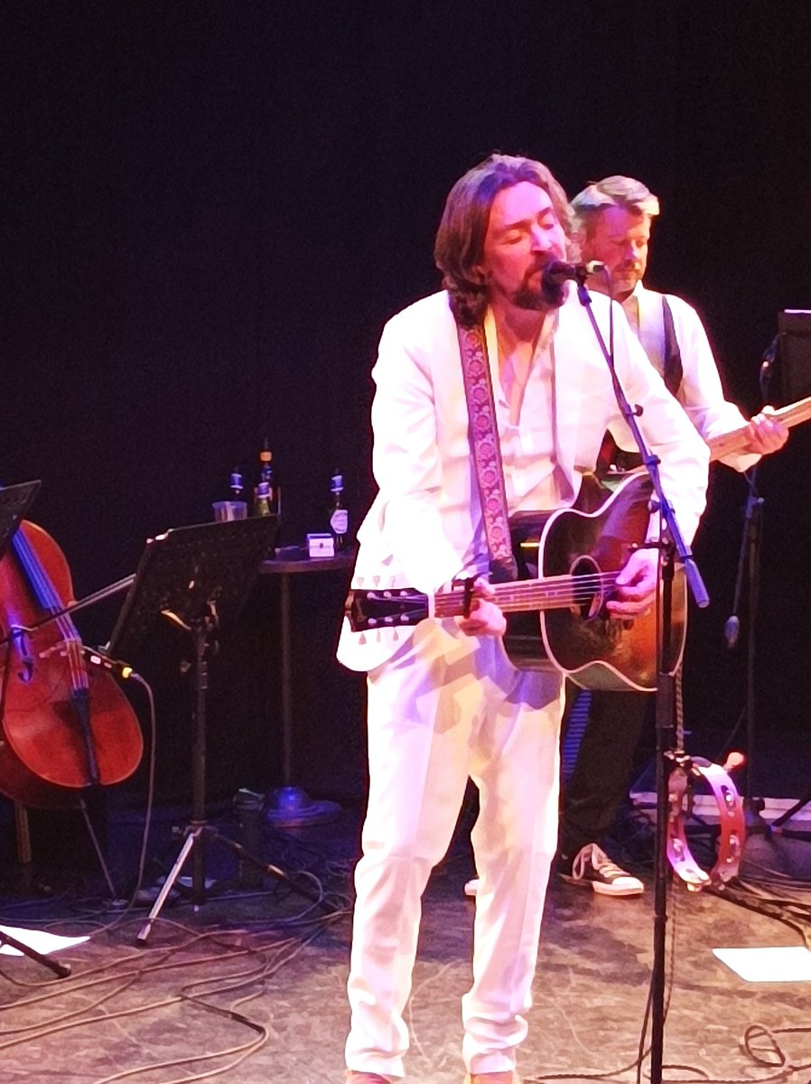 6 hours sleep and up at 6 to drive to Stansted is a pleasure when you have the new <a href="/petegow/">Pete Gow</a> album #Leo  and new(to me) albums from <a href="/belleroscoe/">Belle Roscoe</a>  who supported Pete last night. Awesome 🎶🎷🎸