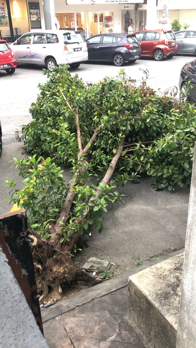 justg87's tweet photo. #Majlisperbandaransubang ... it has been few weeks .... till now haven’t remove https://t.co/RvnzSsmcUY