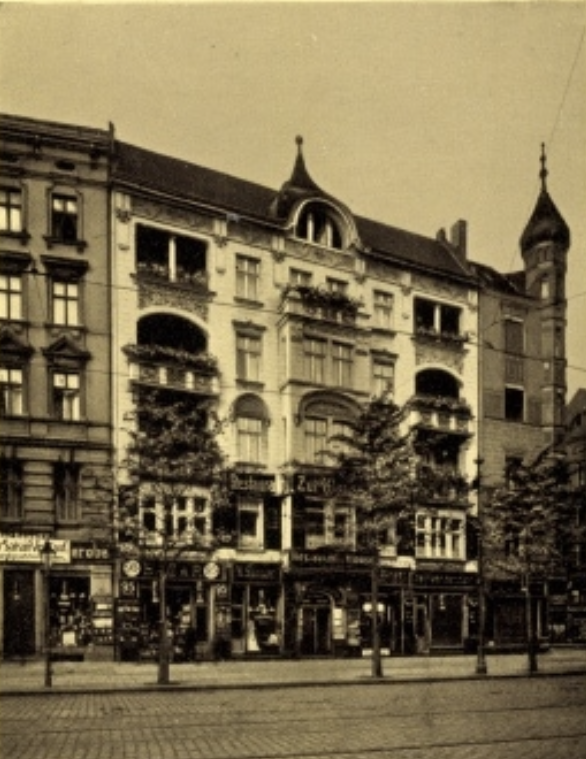 JewishArchitec1's tweet photo. Seltene Aufnahme der Badstraße 57 und vom Eckgebäude Bastianstraße mit Turm. Beide Häuser wurden zerstört & durch schlichte Neubauten ersetzt. Aufnahme ca. 1912. Im Haus Badstraße 57 befand sich in den 1930er Jahren ein Singer-Nähmaschinengeschäft. #Berlin #Wedding #Badstrasse https://t.co/QWjSGbTBT0