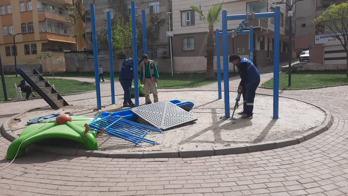haliliye_bld's tweet photo. Parklarımızı yeniliyoruz, Haliliye’mizi güzelleştiriyoruz.👨‍🏭🛠🌻😊

#ŞanlıurfanınKalbiHaliliye

@mcanpolatnet https://t.co/RvJZWzxpLa