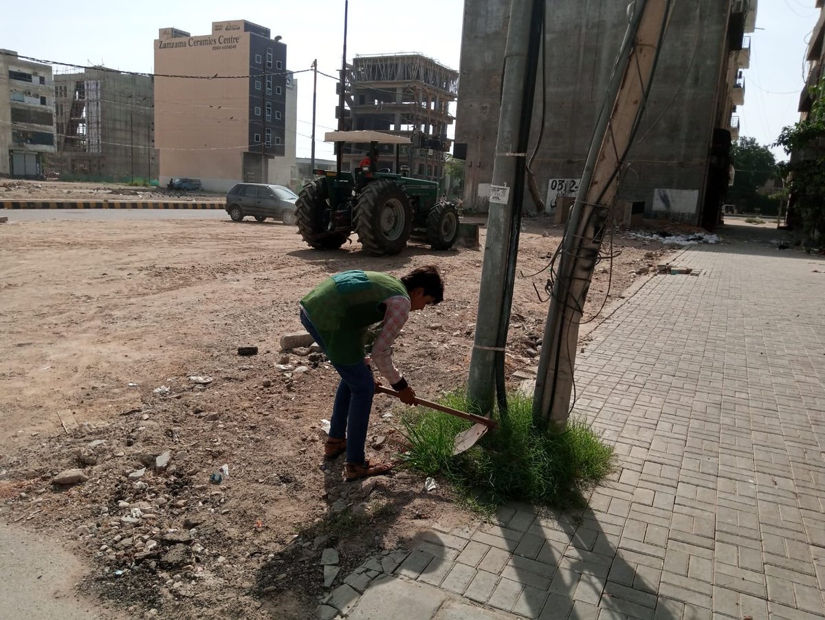 BoardClifton's tweet photo. Tractor blad leveling at Kh-e- Bukhari Comm Avenue ph-VI.
#Pakistan #Sindh #Karachi #DHAKarachi #Clifton #CBCEngingeering #CantonmentBoardClifton #CBC #cleangreencliftondha 
#cbcwork https://t.co/bkq0ba4iZe