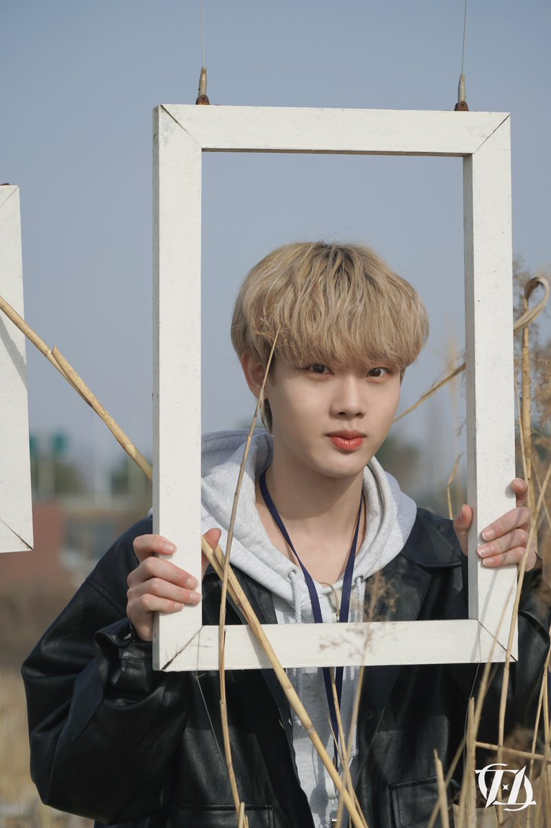 CHIHOONFEED's tweet photo. #치훈 to1 company behind photo ⛺️📸 https://t.co/Kd6sVGdfro
