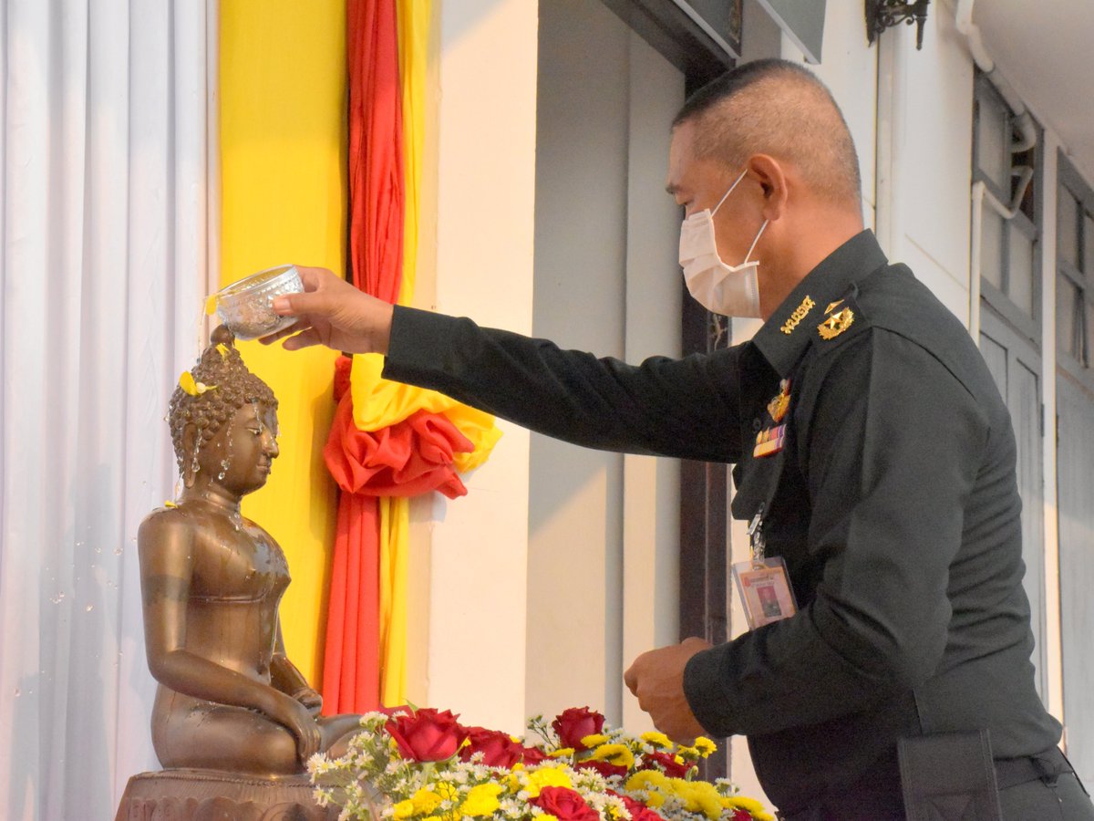 24thmilitary_pr's tweet photo. “มทบ.24 พร้อมใจสืบสานประเพณีไทย สรงน้ำพระ เพื่อความเป็นสิริมงคล เนื่องในเทศกาลสงกรานต์ ประจำปี 2565”

#สงกรานต์วิถีใหม่
#สงกรานต์ new normal
#มณฑลทหารบกที่24
#กองทัพภาคที่2
#กองทัพบก https://t.co/XsM8Rx4H80