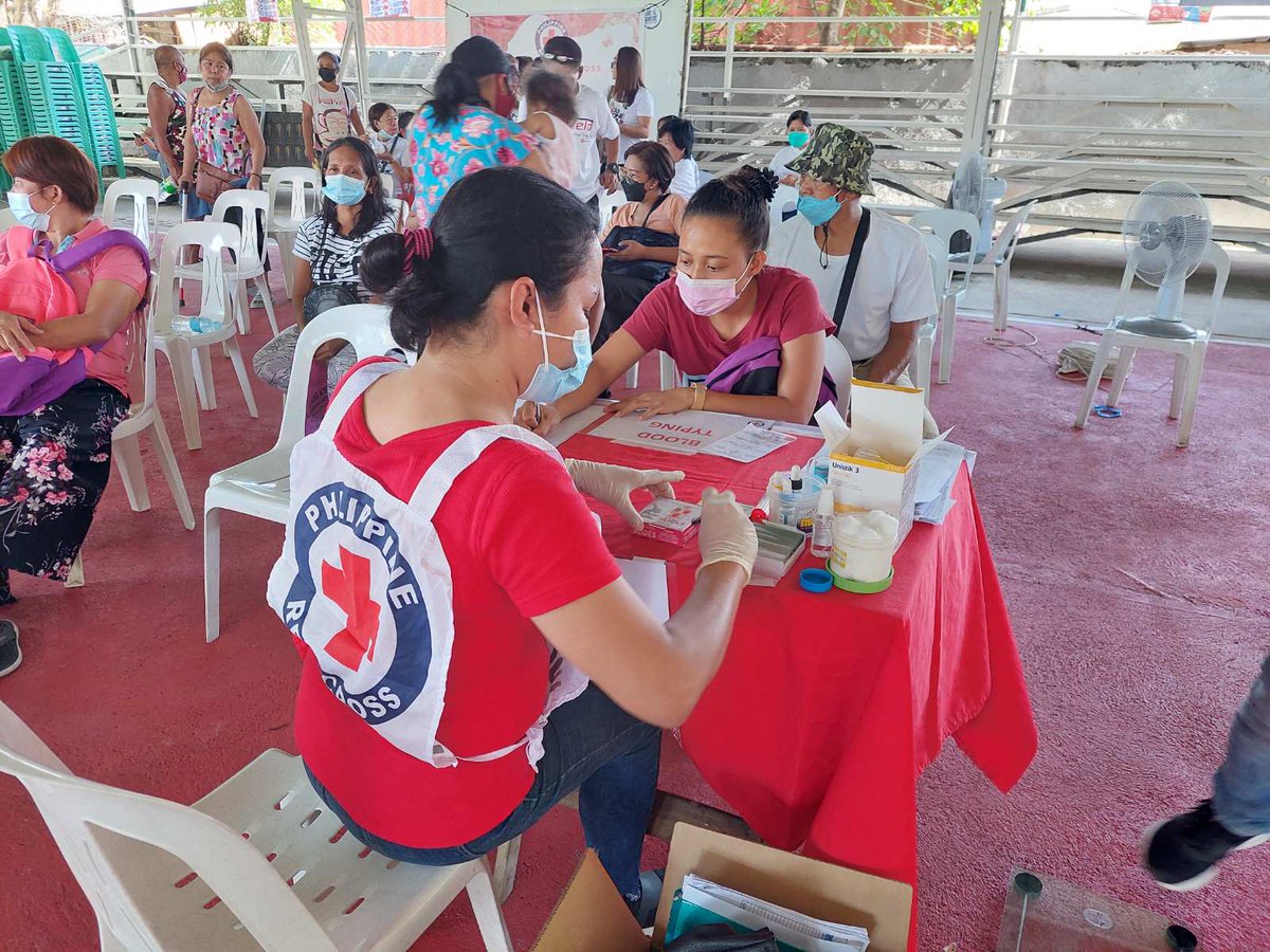 philredcross's tweet photo. Blood Donation, Hotmeals, Alagang Red Cross Health Kits Distribution, & MAAB/Merch.
In partnership w/ Mother Ricky Reyes at lokal na pamahalaan ng lugar, higit 60 na katao ang napagsilbihan ng #PRCHealthCaravan.
#AlwaysFirstAlwaysReadyAlwaysThere
#HopeBeginsWithTheRedCross https://t.co/CQBCEwSxV8