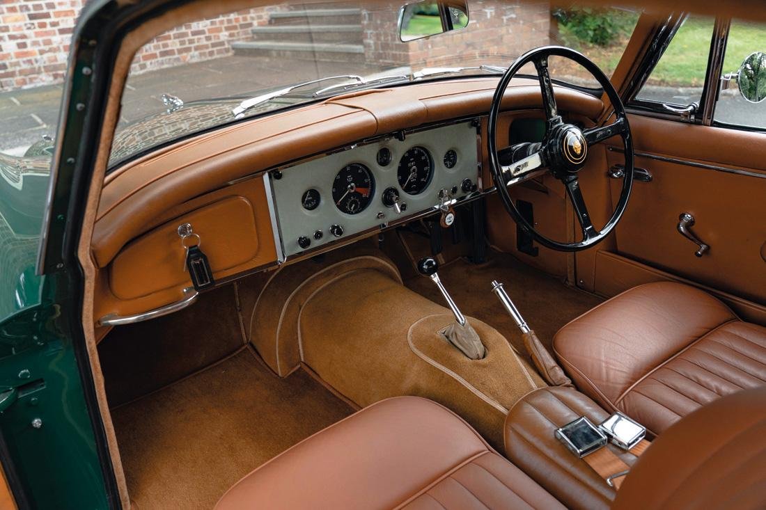 UltimativCars's tweet photo. #Webbs3CC
The #Jaguar #XK150S FHC/DHC (1958-60) was made in a total of 888 LHD/RHD-units: 606 3.4 S & 282 3.8 S.
This 1960 #RHD-XK 150 3.8 S (115 u.) is the 68th of 243 #FHC|s, came w/ its original #BritishRacingGreen/#BRG-paint & was sold at AUS$275k | $204,600 | 188.500 €. https://t.co/4mN7oaeGx1