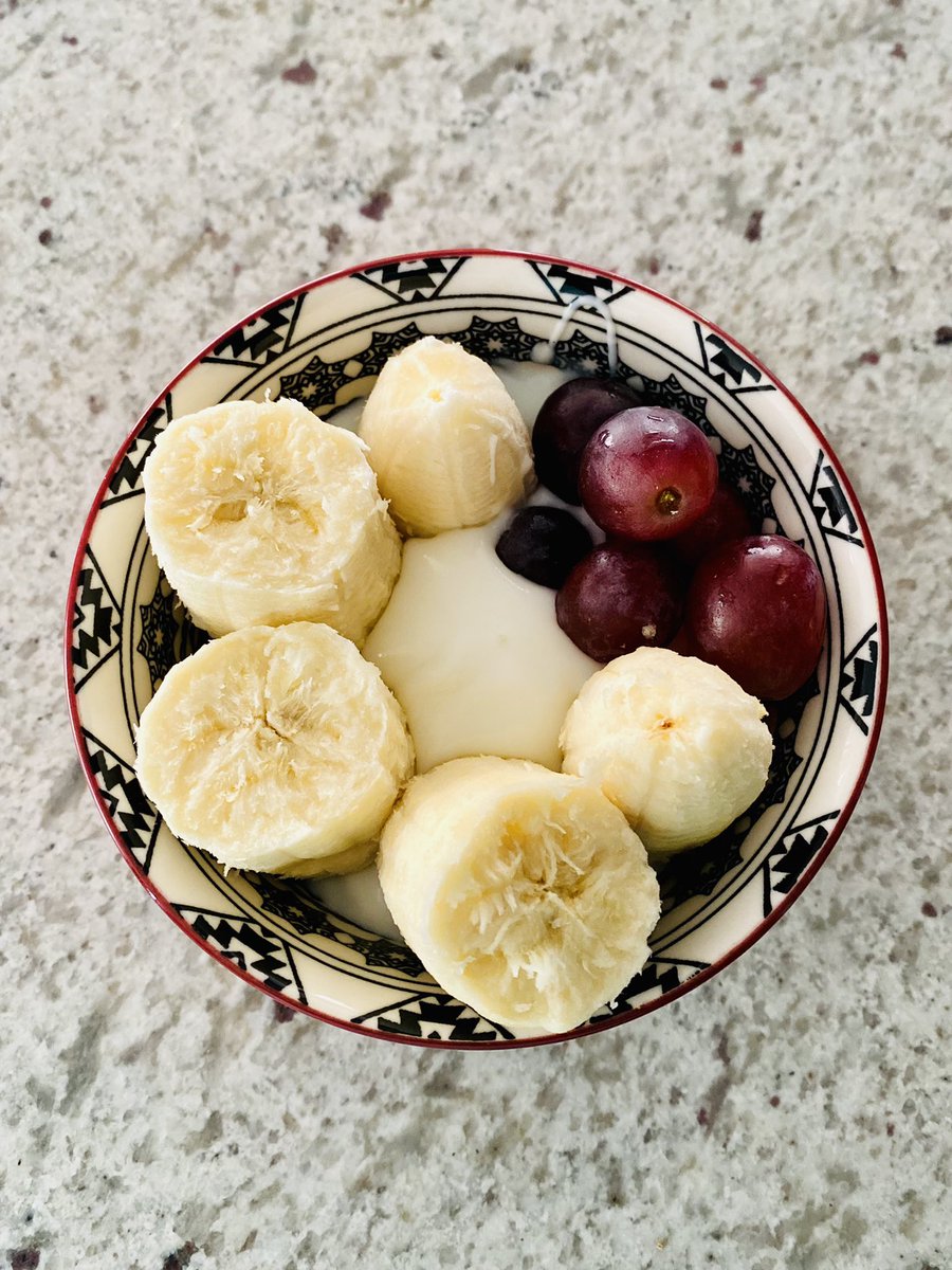 fabulousfivejp's tweet photo. スライスバナナが雑すぎるO型の朝食。 https://t.co/dr9yuFAZY5