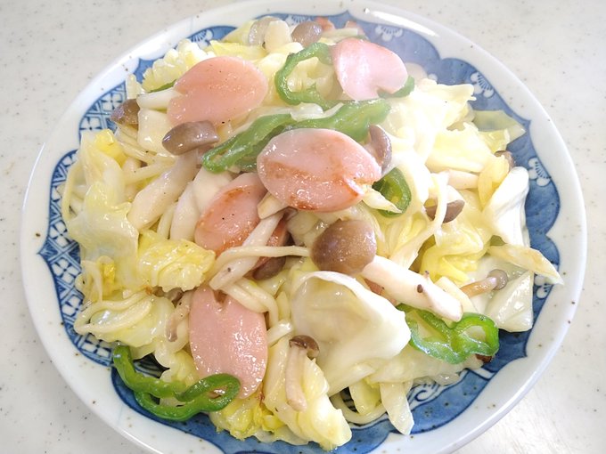 完成〜。具が多すぎて麺が見えない…けど(゜д゜)ンマーイ! 