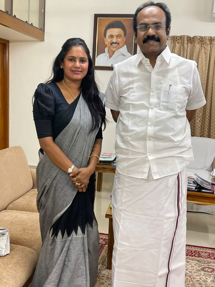 PenRekha's tweet photo. தொழிலுடனே தொல்லியல் ஒன்றாதென் றோர்க்கு
எழிலுடனே புன்முறுவல் காட்டிச் - செழிப்பாக்கித்
தாய்த்தமிழ் இன்பமுறச் செய்திட்டோய் எஞ்ஞான்றும்
செந்தமிழ்போல் சீர்பெற வாழ்த்து❤️
Wish you many more Happy returns of the day @TThenarasu ❤️

@PenRekha https://t.co/TjPBNbIiu0