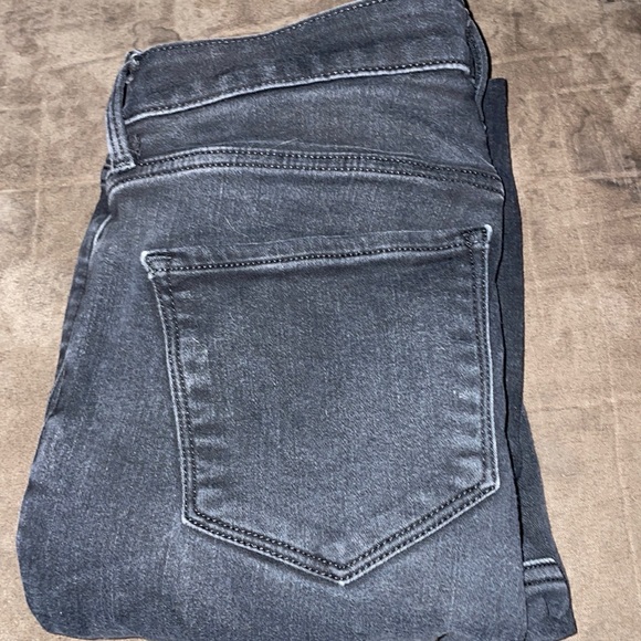 Darling_Nic's tweet photo. So good I had to share! Check out all the items I'm loving on @Poshmarkapp #poshmark #fashion #style #shopmycloset #zara #oldnavy #lululemonathletica: https://t.co/7WhPjCqgr7 https://t.co/8QQPdbiJ1N
