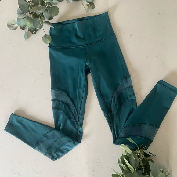 Darling_Nic's tweet photo. So good I had to share! Check out all the items I'm loving on @Poshmarkapp #poshmark #fashion #style #shopmycloset #zara #oldnavy #lululemonathletica: https://t.co/7WhPjCqgr7 https://t.co/8QQPdbiJ1N