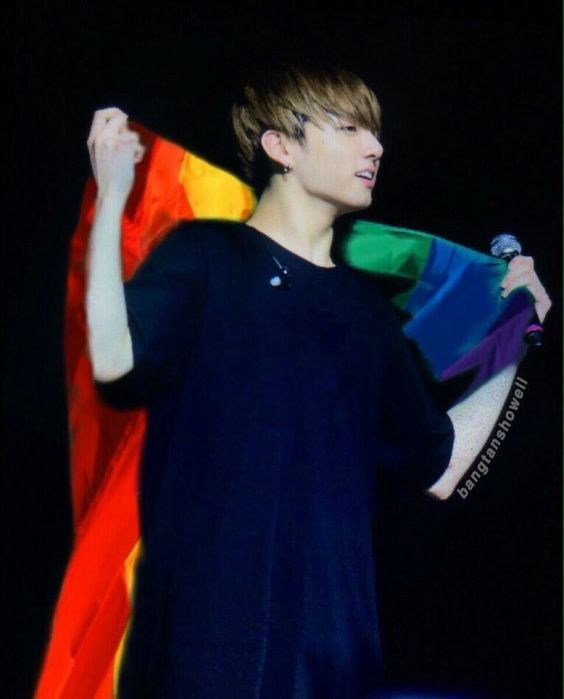 jeon_vantella's tweet photo. 🏳️‍🌈 –– Jungkook y su apoyo a la comunidad lgbtq+~ un hilo amoroso y necesario –– ❤️🧡💛💚💙💜 https://t.co/1VHzeIDKS3