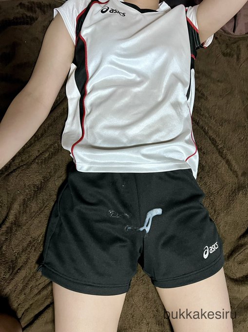 嫁ちゃん、太ももが太めなのでバレーユニが1番似合うかもしれない...🧐🧐 https://t.co/AxLik8ejTR