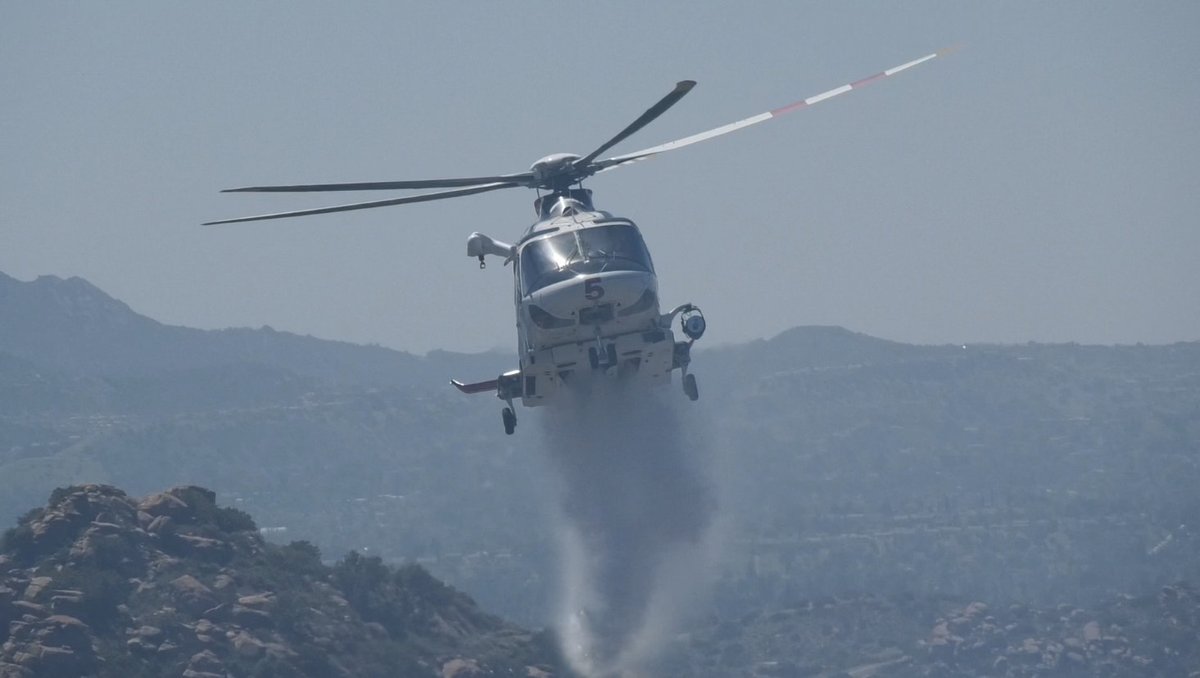 As we approach summer, your <a href="/LAFDAirOps/">LAFDAirOps</a> pilots continue to put in reps on both incidents &amp; training runs (as they do year round) in their #AW139. Their skill &amp; precision is often the difference between a few acres or a few hundred acres.
📷: Leo Kaufman
#LAFD #LAFDAirOps #LAheat