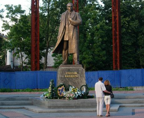 @NamelessOne22 @meatballsubzero There's a large cherished statue of Bandera in Lviv. Not sure if there's anywhere else in the world where there is a large cherished statue of a fucking Nazi.