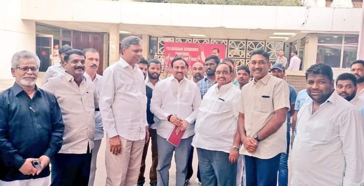 Legend_KTR's tweet photo. ఢిల్లీ తెలంగాణ భవన్ లో గౌరవ కరీంనగర్ జిల్లా టిఅర్ఎస్ పార్టీ అధ్యక్షులు,సుడా చైర్మన్ జీవి రామకృష్ణ రావు గారు..
@GvRkdeshmukh4
@KTRTRS @trspartyonline
#trspartydistrictpresidentkarimnagar
#gvrsudachairmankarimnagar
#teamgvr
#RythuBandhuKCR https://t.co/EKwFB5fiqo
