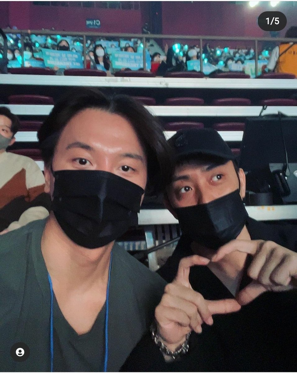#EUNJIWON was at #TREASURE's concert yesterday along with Future Bounce's Dee.p
Cr: danpak0603 IG
#은지원 #트레저 instagram.com/p/CcMkM1RvKkQ/…