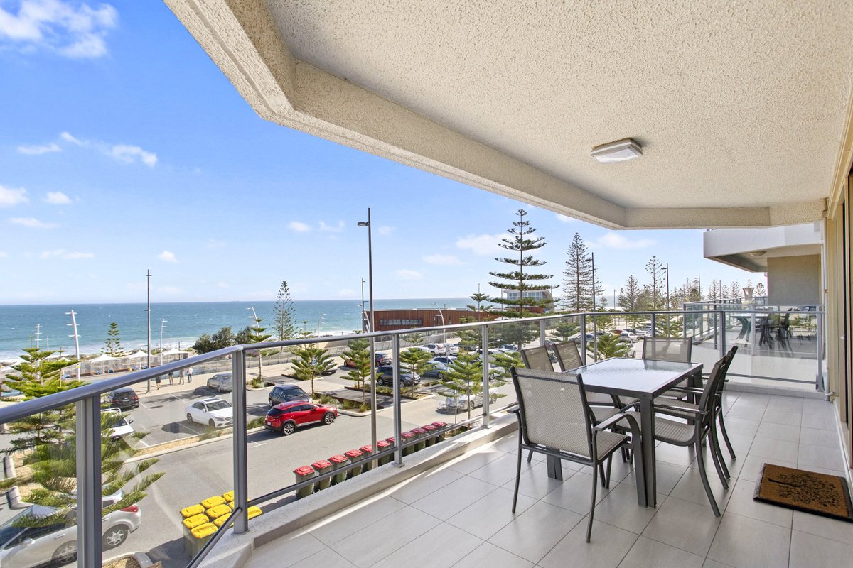 NauticaResWA's tweet photo. Scarborough is an easy drive from the Perth CBD. Enjoy awesome sunsets, white sandy beaches and laid-back cafes during your stay with us.

#nauticaresidences #scarborough #visitscarborough #lovescarborough #westernaustalia #beachlife https://t.co/Tt8waIF4qn