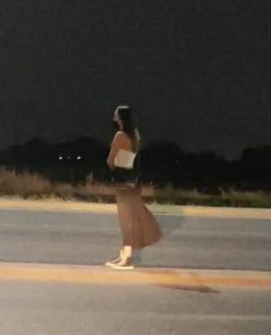 🚨Difunden esta imagen de Debanhi Escobar donde se le puede ver en la Carretera a Laredo luego de ser dejada ahí por su acompañante. 

Vestía blusa blanca sin hombros y lo que parece una falda café con tenis blancos. Ayúdenos a difundir para que regrese a casa RT!