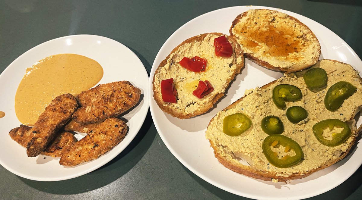 namanc15's tweet photo. @HappyCow I made some pasta adding “vegan ricotta cheese” made from tofu in the sauce, some of that tofu on toast and mama lil peppers 🌶 and red lentil and veggie kababs 😋
Pretty wholesome weekend!
#veganfood #GoVegan #ChooseHumane https://t.co/CejyMpvE5w