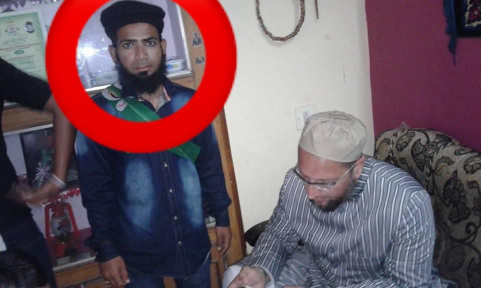 amjedmbt's tweet photo. The attached photos shows that both accused of burning to death a rozedar were very active workers of AIMIM party, Now let's see what Owaisi Brothers will say about this incident and accused being from their party, Bhakt will say "Kiya Sadar Saab Bole Kiya Aisa Karo Bolke"./5 https://t.co/tvaVaPFQej