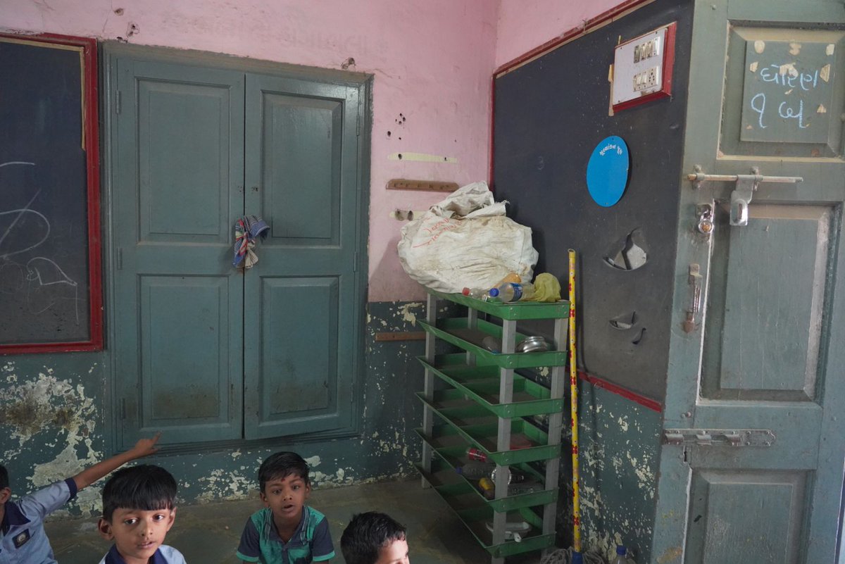 शिक्षा को बनाया व्यापार वो क्या करेंगे दूसरो का उद्धार।

#GujaratKeSchoolDekho