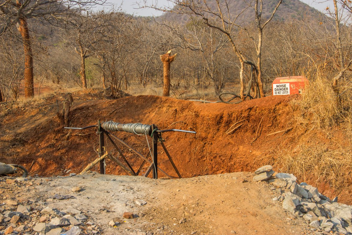 ZELO_Infor's tweet photo. #NEW #Sitrep alert
In this 8th edition we focused on the State of Gender Based Violence in the Artisanal Small-Scale Mining Sector.
Read & share -https://t.co/AJmtAscs40
#ASMinZim Those keeping an ear to the ground, please keep us posted:) https://t.co/nCJCb4VWxS
