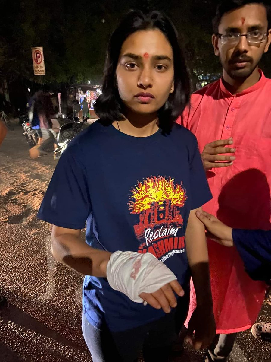 Yamanu76669807's tweet photo. Divya, a girl student was manhandled by Left goons while she was attending Ram Navami pooja in #JNU campus.
Vinod Kapri & the entire cabal won't tweet this & we very well know, Y So!🥺
#ABVP #LeftViolence https://t.co/hpr2nQDTZv
