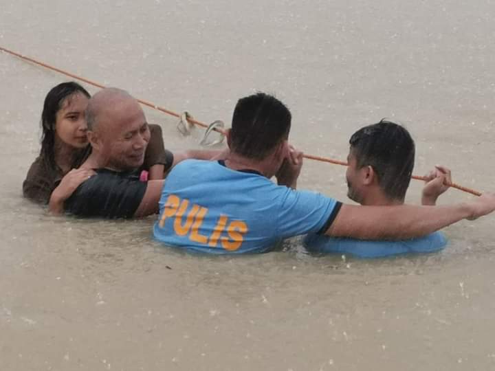 rrjjjyyyy's tweet photo. Several residents in Lemery, Iloilo were rescued by authorities after being trapped in their house due to human-deep floodwaters brought by the heavy rainfall from Tropical Depression Agaton.

#MovePHSummit
#AgatonPH https://t.co/pdamBFZmd6