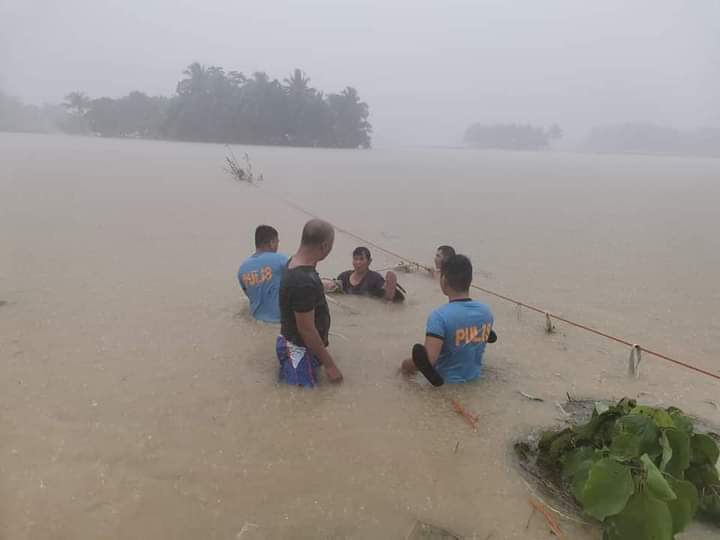 rrjjjyyyy's tweet photo. Several residents in Lemery, Iloilo were rescued by authorities after being trapped in their house due to human-deep floodwaters brought by the heavy rainfall from Tropical Depression Agaton.

#MovePHSummit
#AgatonPH https://t.co/pdamBFZmd6