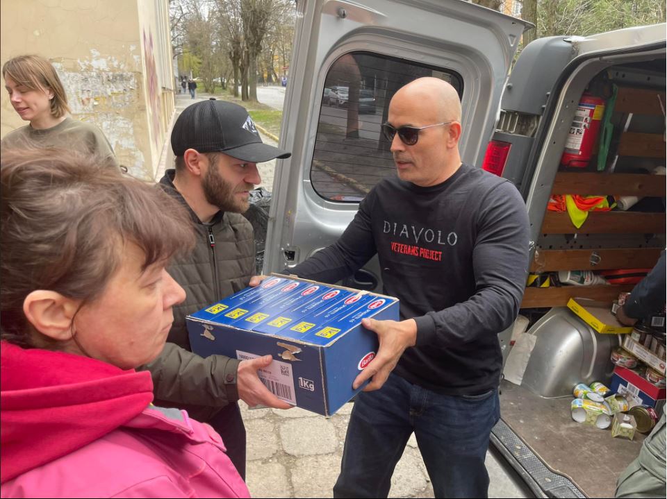 Our very own @ChrisLoverro delivering food and medical supplies to Bucha #Ukraine.  If you want to know what is really going on in the Ukraine, just ask the #Vets that are there making a difference. 
#Veteran #Veterans