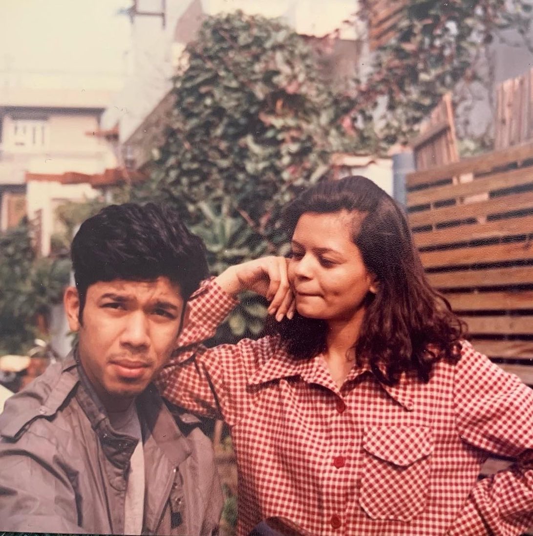 paponmusic's tweet photo. We have 3 Anniversaries! One when we met,2nd when we got married and the 3rd is the registration date! 😃 
Today is the 1st one! 😊 Happy 25th to us! Thanking HalleBopp Comet ,( a story for another day ) for changing the course of our lives towards the most beautiful direction.♥️ https://t.co/G2xq1nsELZ