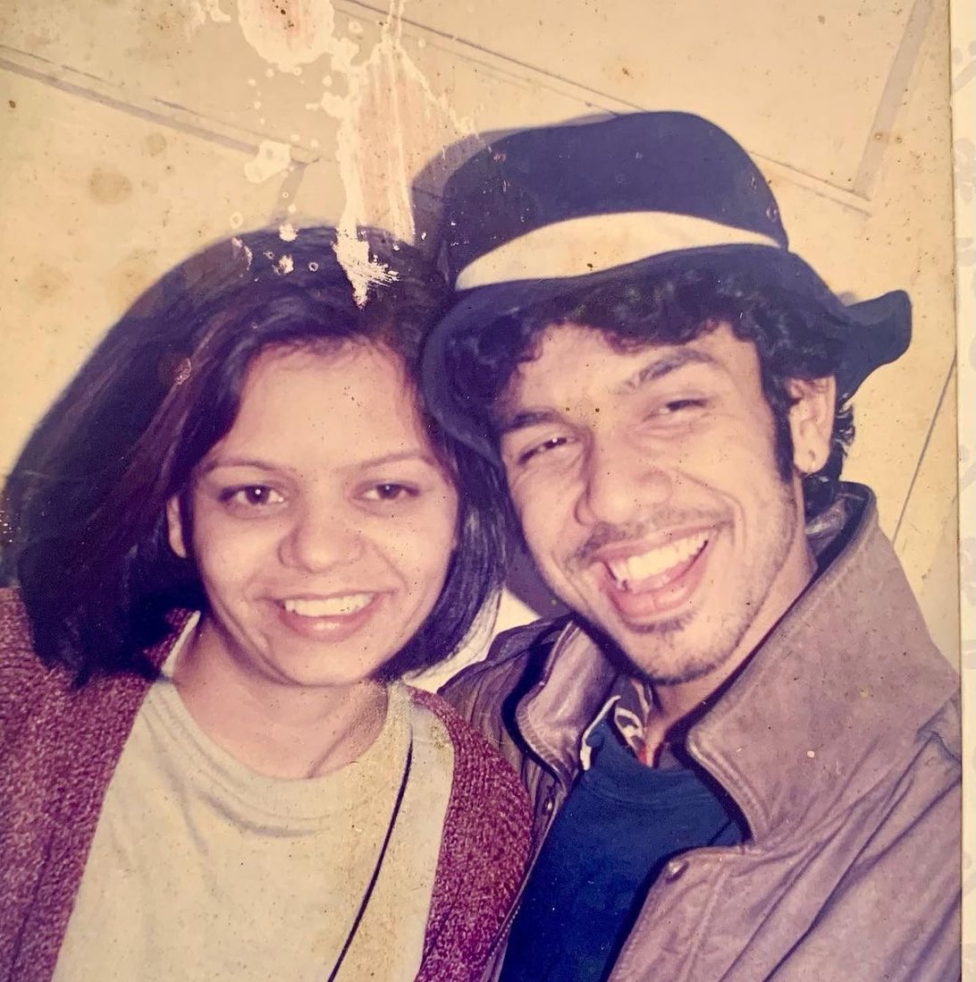 paponmusic's tweet photo. We have 3 Anniversaries! One when we met,2nd when we got married and the 3rd is the registration date! 😃 
Today is the 1st one! 😊 Happy 25th to us! Thanking HalleBopp Comet ,( a story for another day ) for changing the course of our lives towards the most beautiful direction.♥️ https://t.co/G2xq1nsELZ