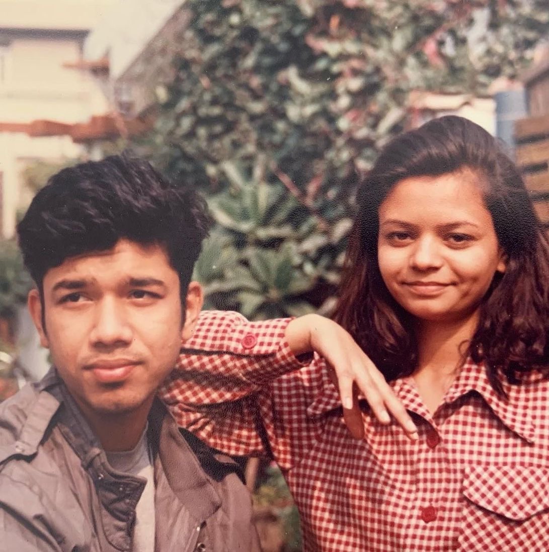 paponmusic's tweet photo. We have 3 Anniversaries! One when we met,2nd when we got married and the 3rd is the registration date! 😃 
Today is the 1st one! 😊 Happy 25th to us! Thanking HalleBopp Comet ,( a story for another day ) for changing the course of our lives towards the most beautiful direction.♥️ https://t.co/G2xq1nsELZ