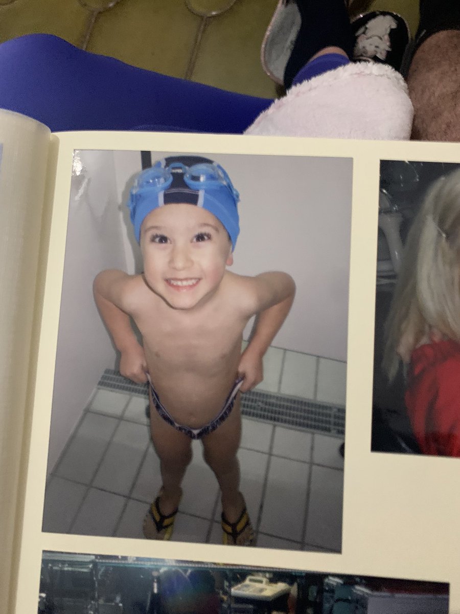 imaoolix's tweet photo. questo topino oggi fa 17 anni e io sto piangendo anche l’acqua del battesimo da quando ho visto queste foto https://t.co/XnPuF7veyC