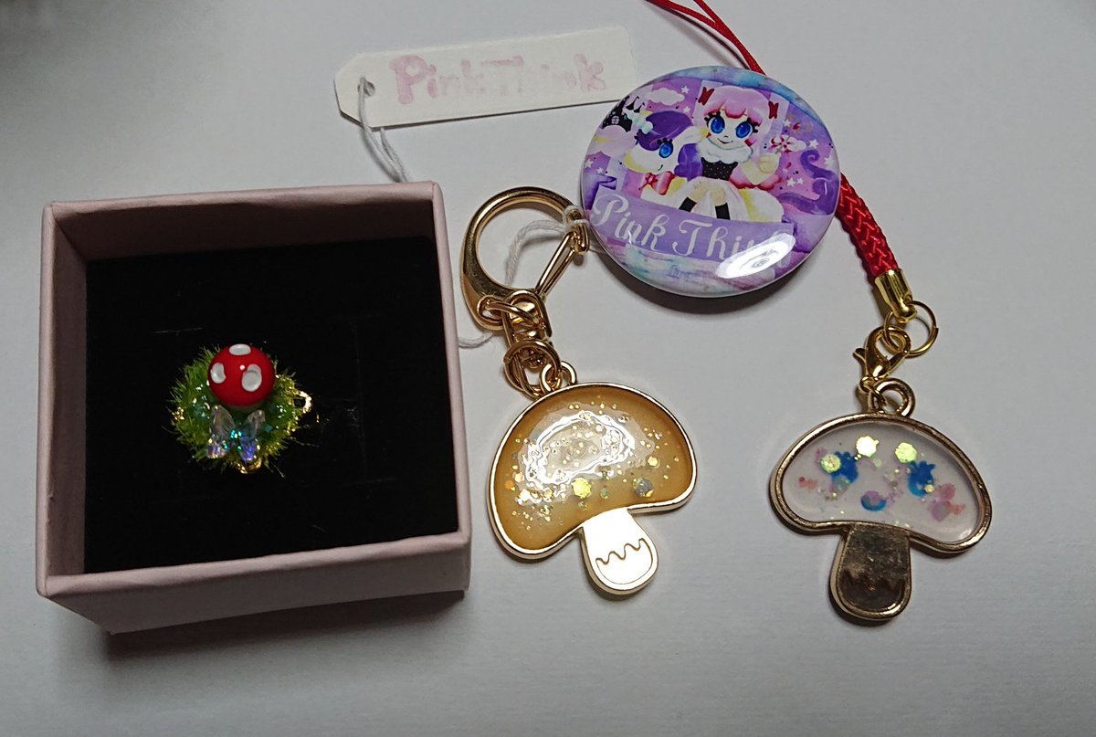 ponko2syufu's tweet photo. 顔がないほうの🍄キーホルダーは、温度で色が変わる😲🍄
#桜を見る会 で見てみて下さい😃
#PinkThink さん https://t.co/CFR78CwGnO