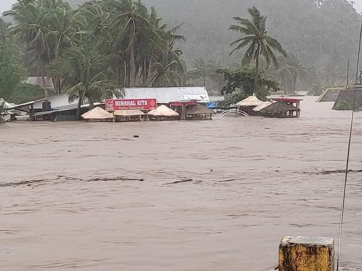 chittaneo_k's tweet photo. TO ALL MY MOOTS! it's raining nonstop here in my province for a week. several cities are experiencing massive flooding and landslides. houses buried, people missing, rivers rising. not much media coverage yet. PLS RT!

#AgatonPH
#LeyteNeedsHelp
#BaybayNeedsHelp #AbuyogNeedsHelp https://t.co/Id5JYFpFAO